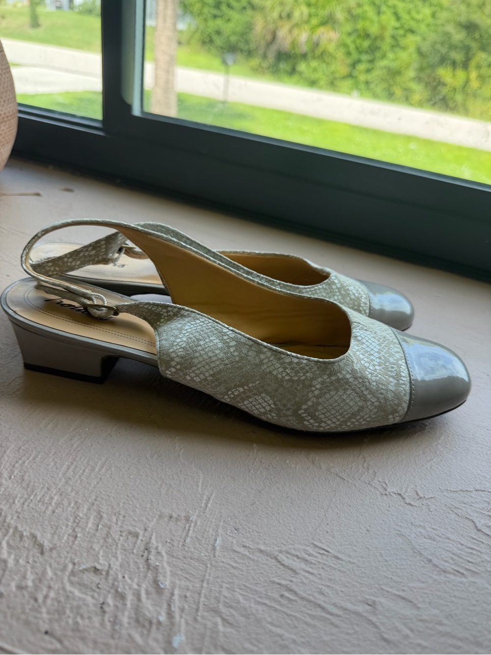 Trotters Women’s Slingback Low Heel Pumps in Light Gray Snake Print Size 13